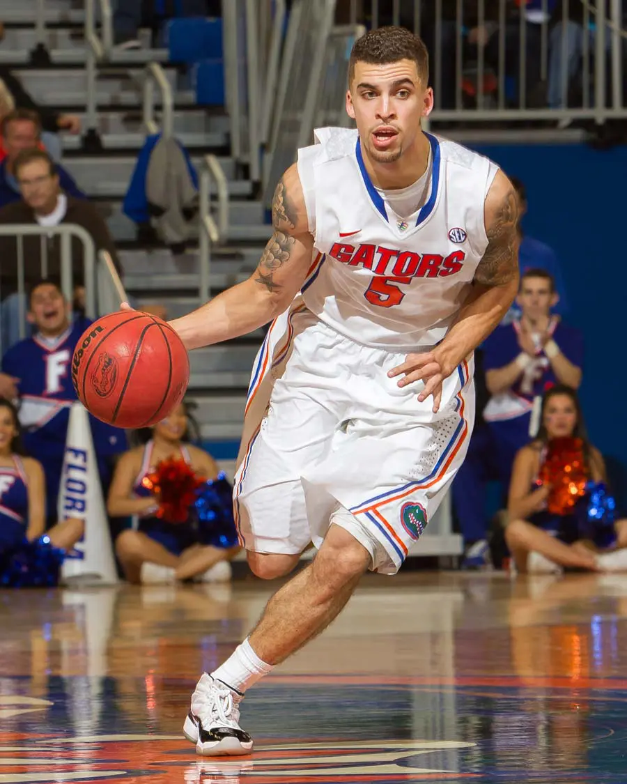 Scottie Wilbekin dribbling the basketball